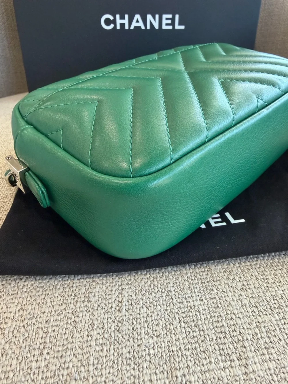 CHANEL Emerald Green Quilted Chevron Leather Crossbody Camera Bag with Tassel - Picture 9 of 15
